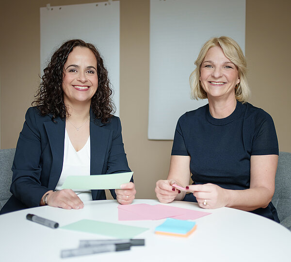 gggg-Karrierecoaches Monica Figel und Anja Grégoire im Beratungsgespräch, Karrierecoaching Institut Stuttgart
